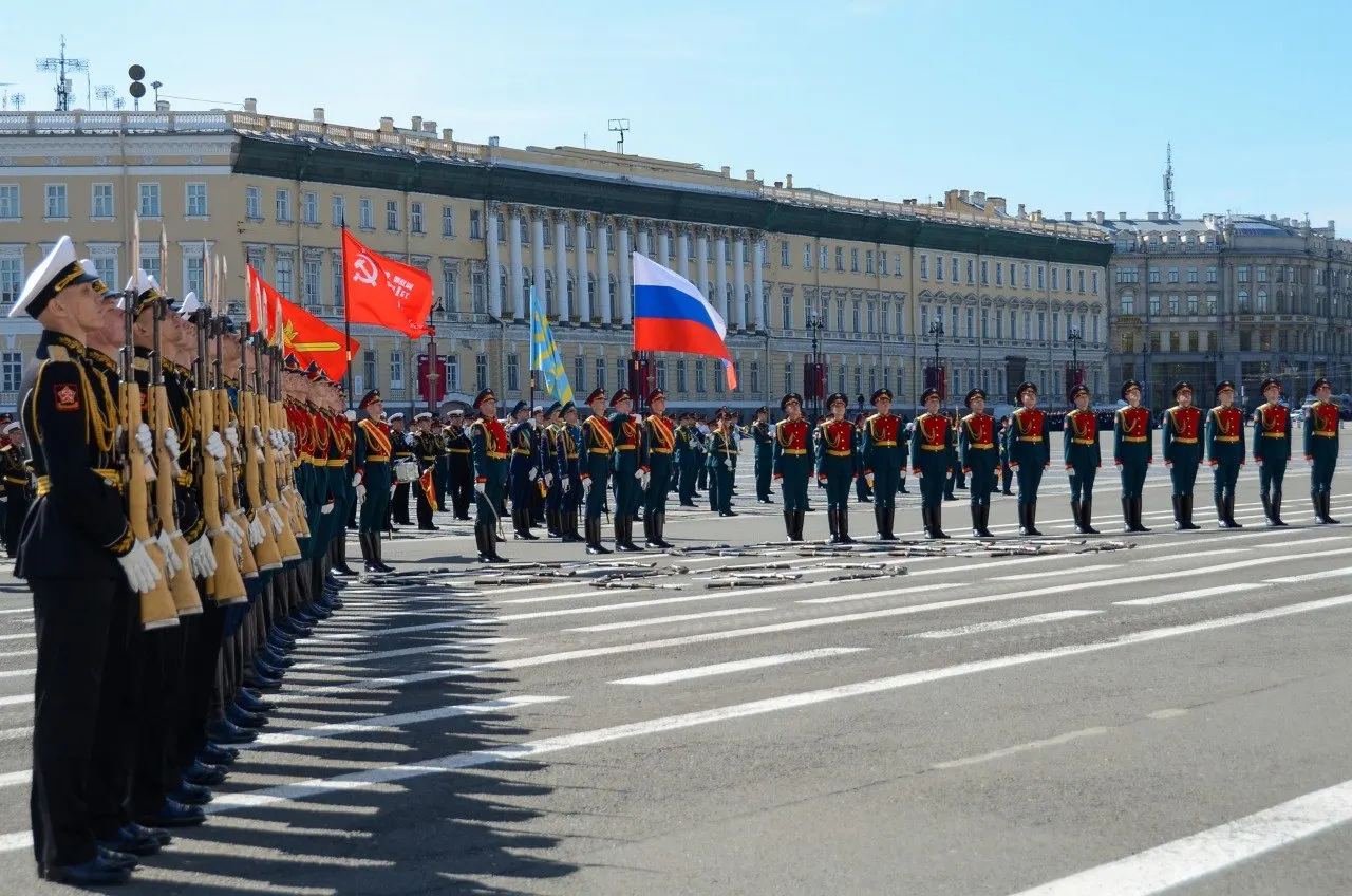 Военный парад пройдёт на Дворцовой площади по пригласительным, для всех жителей и гостей организуют шествие «Бессмертного полка» по Невскому проспекту. Праздничный салют состоится в 22:00.