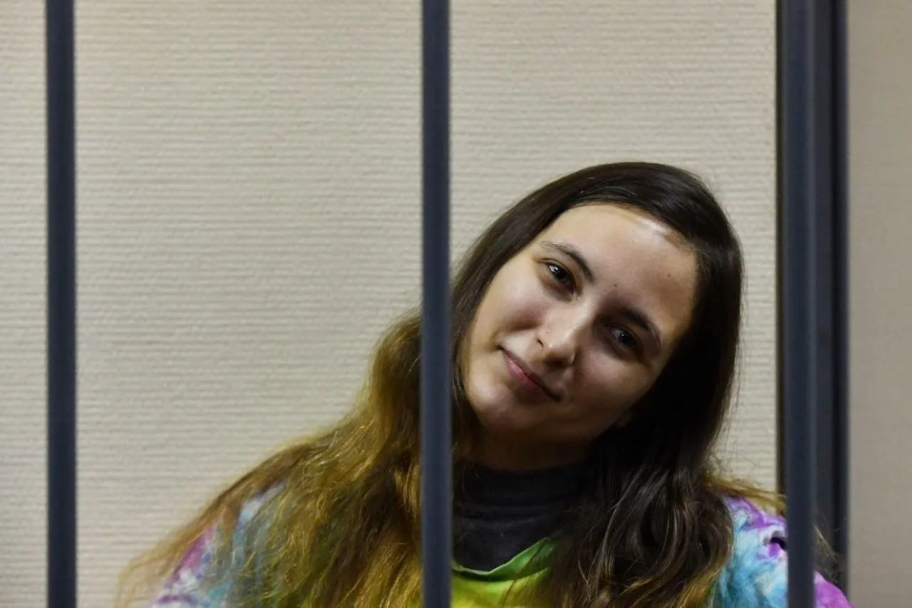 Художница объяснила, что письмо ставило в центр вопрос политзаключённых и не стало причиной отказа режиссёра ехать на биеннале; её подпись вызвала обсуждение из‑за прошлых контактов с Сокуровым.