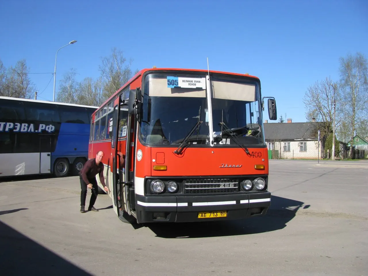 2 мая автобус Икарус-256 курсировал по маршруту «Великие Луки — Псков». Автобус приписан к бежаницкому филиалу Псковпассажиравтотранса и выходит на линию примерно раз в три дня.