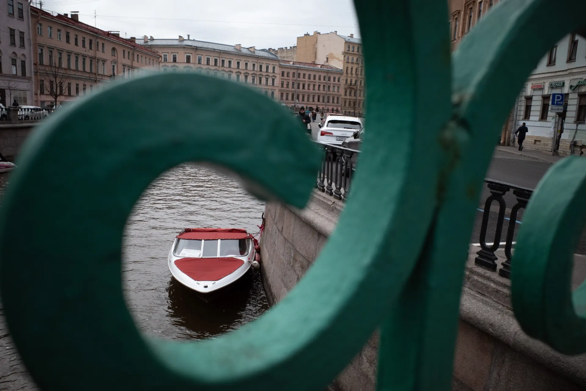 В приложении можно заказать прогулку по рекам и каналам Петербурга: катера на 5, 7 и 9 человек доступны от 1 до 4 часов; указаны четыре причала.