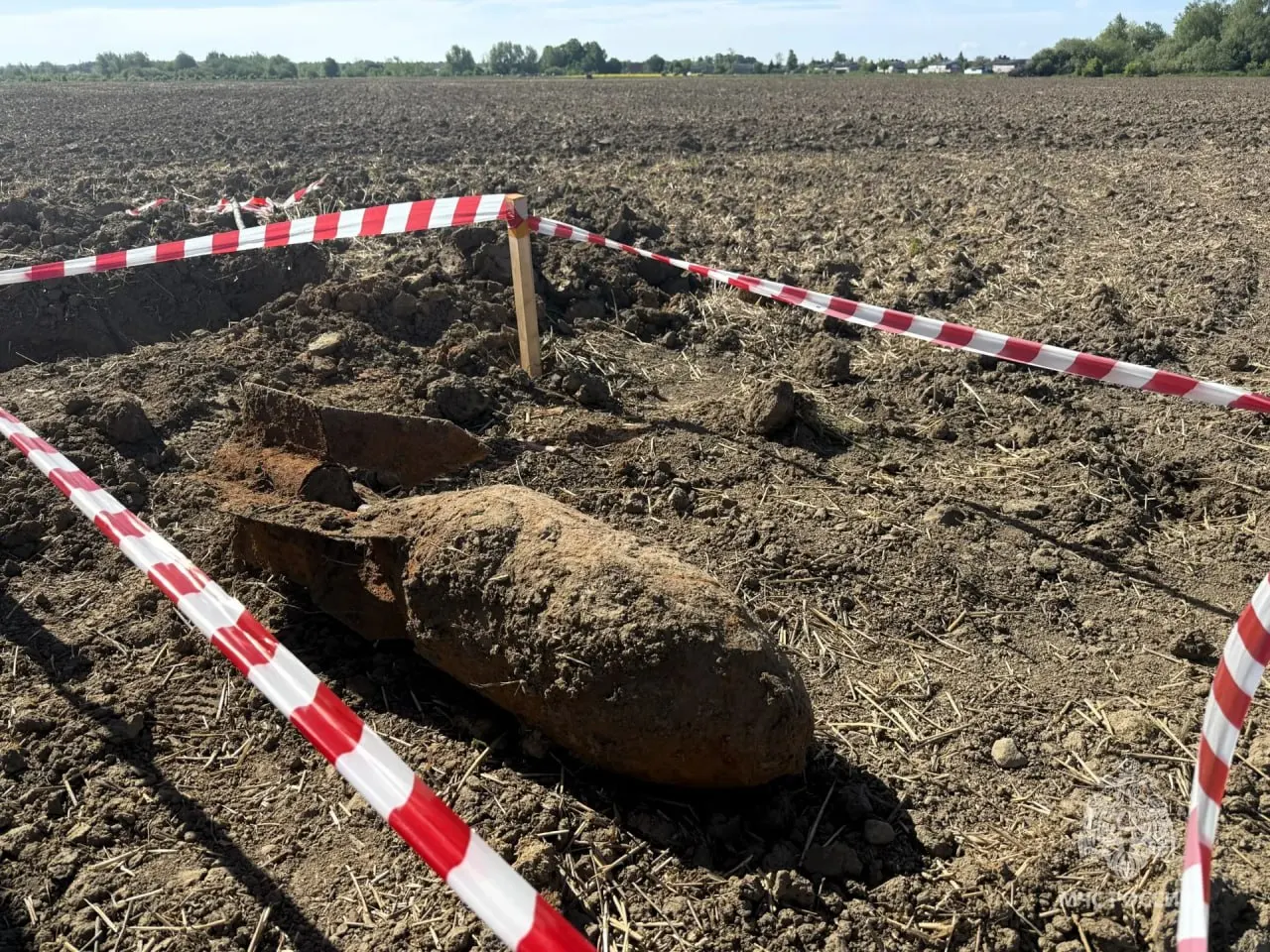 Опасную находку обнаружили в посёлке Заливное при полевых работах. Специалисты вывезли и подорвали боеприпас в безопасном месте.