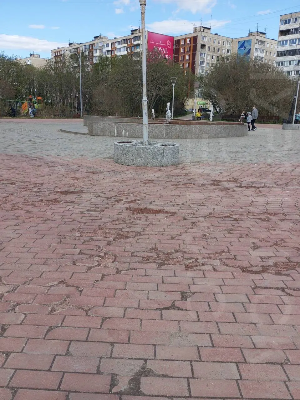 Житель Москвы в соцсетях обвинил мурманчан в согласии с «убожеством» городской среды и призвал требовать уровня жизни, как в столице. Пользователи отметили неточности в описании и усомнились в корректности сведений.