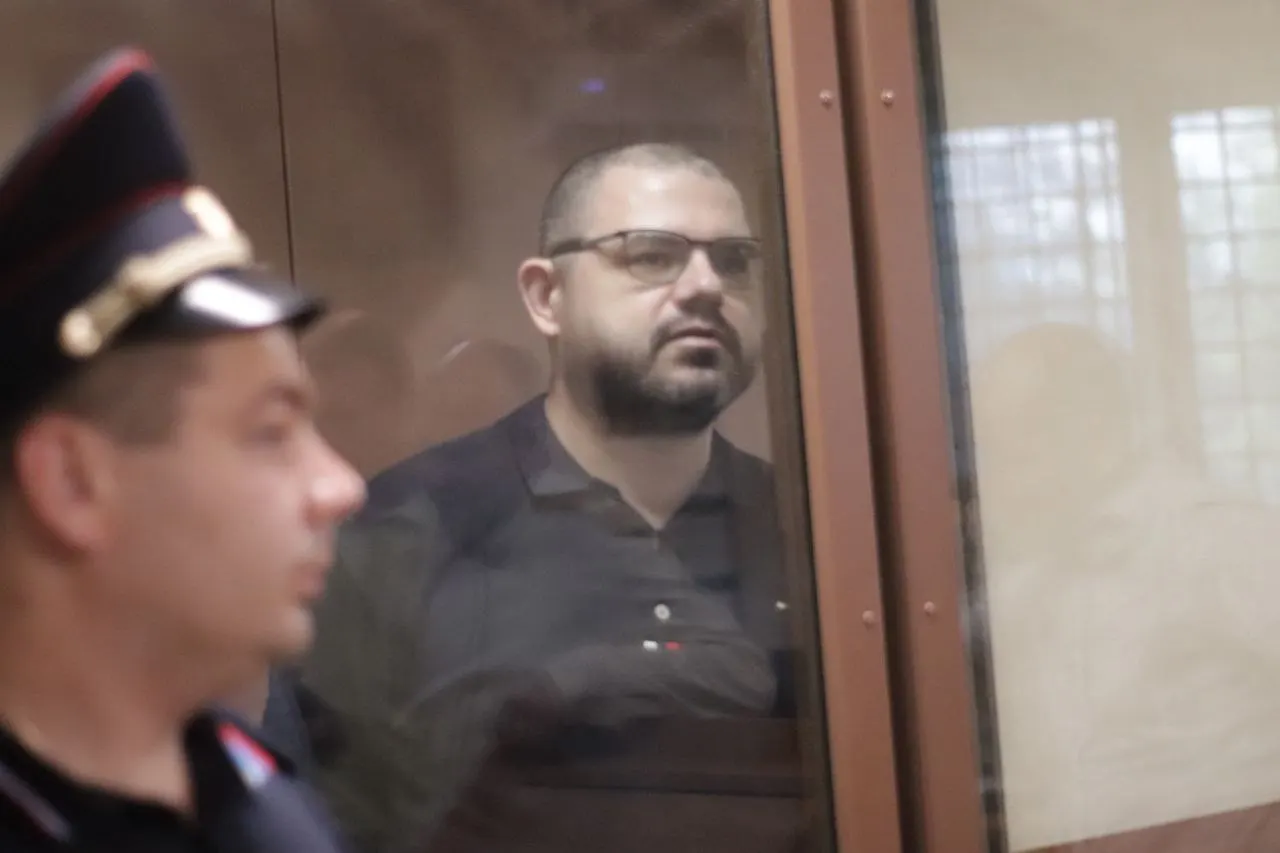 Прокурор представил в качестве доказательств чеки на сумму около 75 тысяч рублей; защита утверждает, что связь этих документов с делом не объяснена и чеки могли быть подложены.