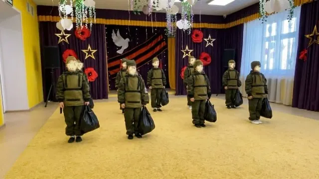 На празднике в одном из детских садов Вологды дети исполнили номер с пакетами, который, по словам родителей, должен был изображать вынос тел бойцов во время войны. Родители возмущены и не могут объяснить смысл номера детям.