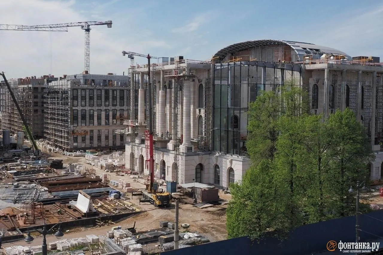На Тучковом буяне в Санкт-Петербурге основные корпуса Судебного квартала уже возведены, но жилые корпуса для судей ещё достраиваются. Стоимость контракта увеличили на 5,7 млрд рублей — теперь она составляет 62,541 млрд рублей, работы продлены до конца 2028 года.