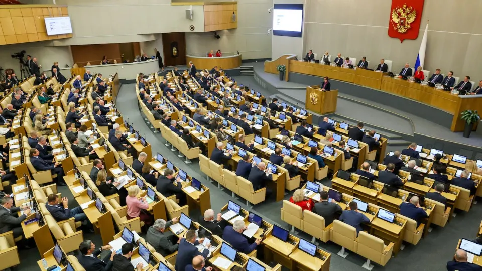 В обновлённом варианте законопроекта депутаты предлагают отменить ограничение по стоимости арестуемого имущества для россиян, находящихся за границей и осуждённых по «политическим» статьям; дела будут рассматриваться заочно, решения вступают в силу немедленно.