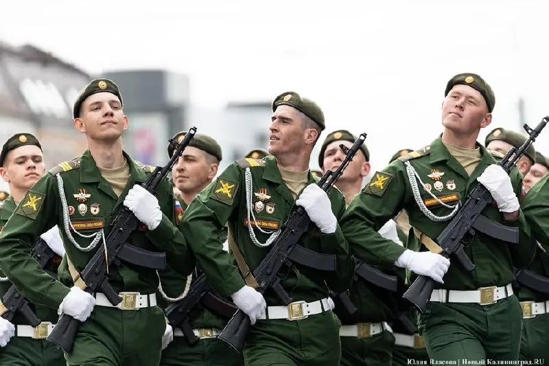 Улицы в центре Калининграда будут перекрывать с 7:00; часть дорог откроют после парада, некоторые вновь закроют к вечернему салюту. Общественный транспорт пойдёт по объездным маршрутам, трамваи и троллейбусы выйдут позже.
