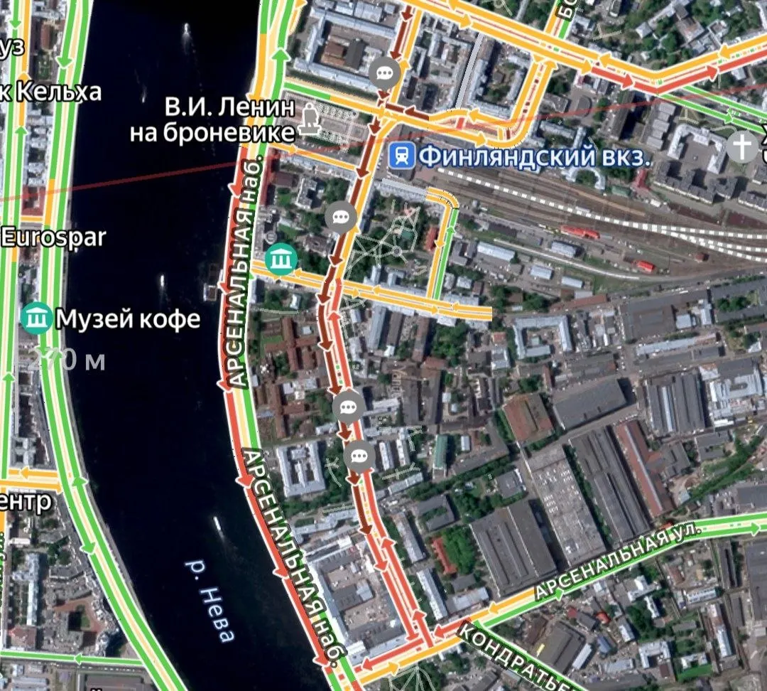 На доме по адресу Комсомола, 5 упавшее дерево повредило проводку — из-за этого вся улица, а также Арсенальная набережная оказались освещены красным.