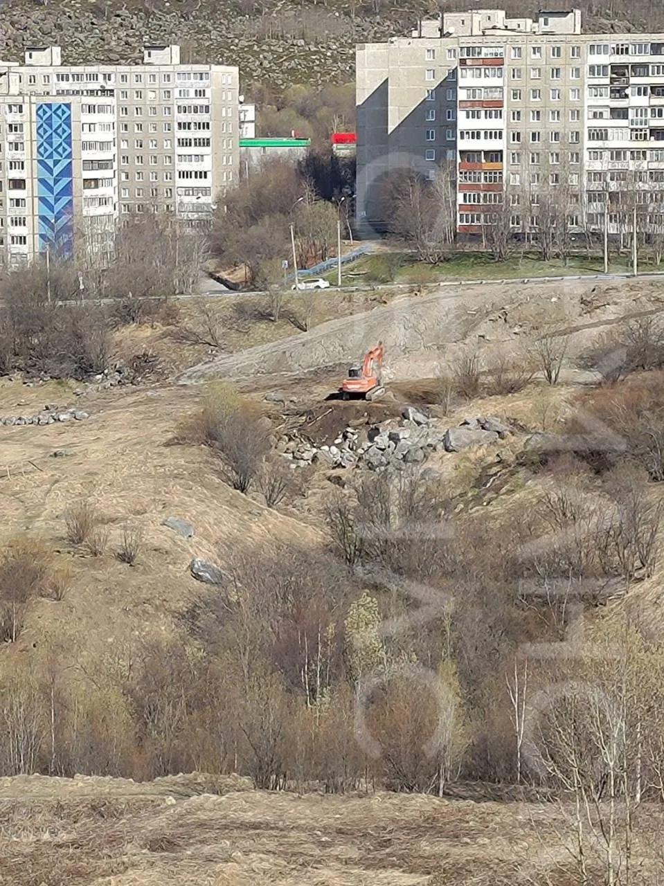 По данным публичной кадастровой карты, на участке на улице Достоевского ведутся подготовительные работы под частную застройку — планируются дома высотой от одного до трёх этажей.