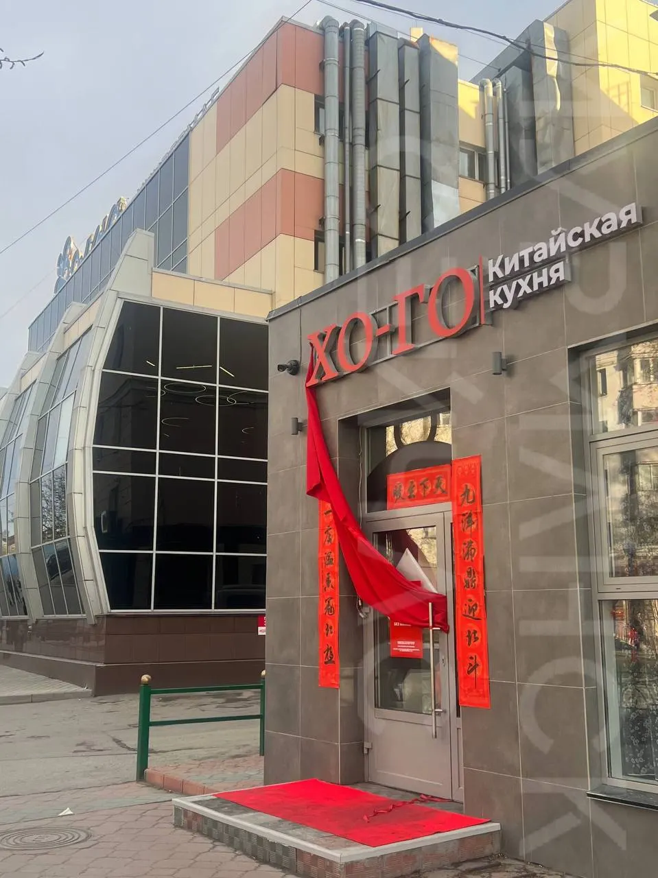 Часть помещения бывшего кафе «Ленинградский экспресс», где подавали еду в вагончиках, переоборудуют под заведение китайской кухни. Жители отмечают рост числа новых заведений в городе и выражают смешанные чувства по поводу этого явления.