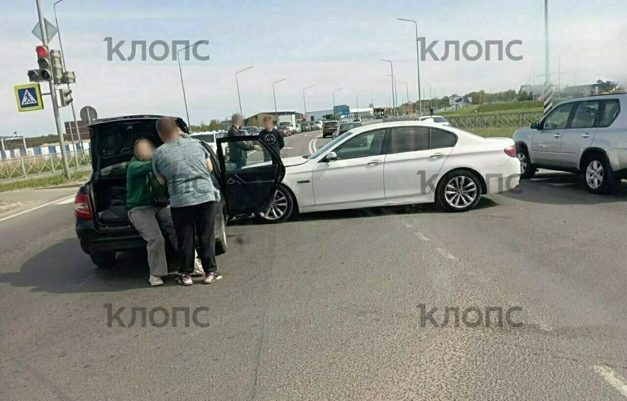 На перекрёстке в районе Холмогоровки около 15:30 произошло столкновение двух машин. Очевидцы сообщают о мужчине с травмой головы и ребёнке; на дороге образовалась пробка.