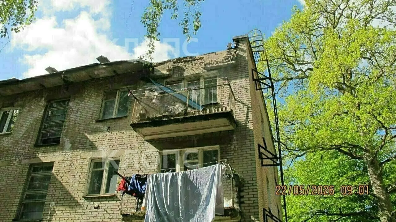 В доме на Матроса Желтова, 2 в Гурьевском районе частично обвалилась кровля. Жильцы жалуются на опасное состояние крыши, а проблему за несколько месяцев не устранили.