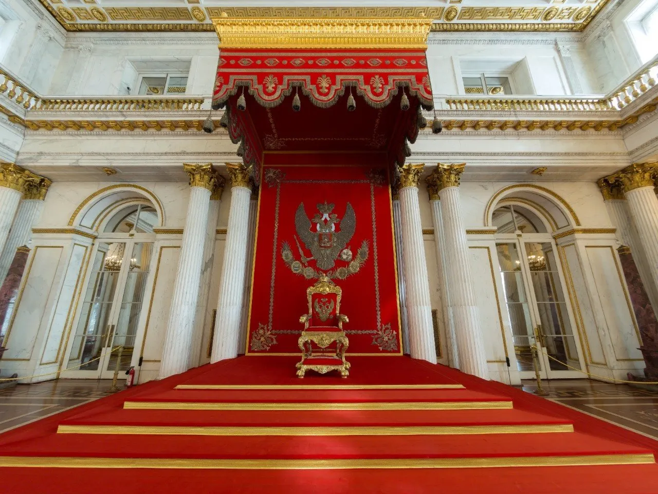 Михаил Пиотровский охарактеризовал захват трона в Георгиевском зале как сознательное препятствование работе музея, вредящее его репутации и моральной ценности экспозиции.
