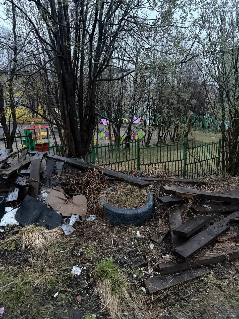 Возле детского сада №73 на улице Павлика Морозова, 5 жители обнаружили стихийную свалку. Местная жительница предупреждает о грызунах, блохах и опасности для играющих детей.