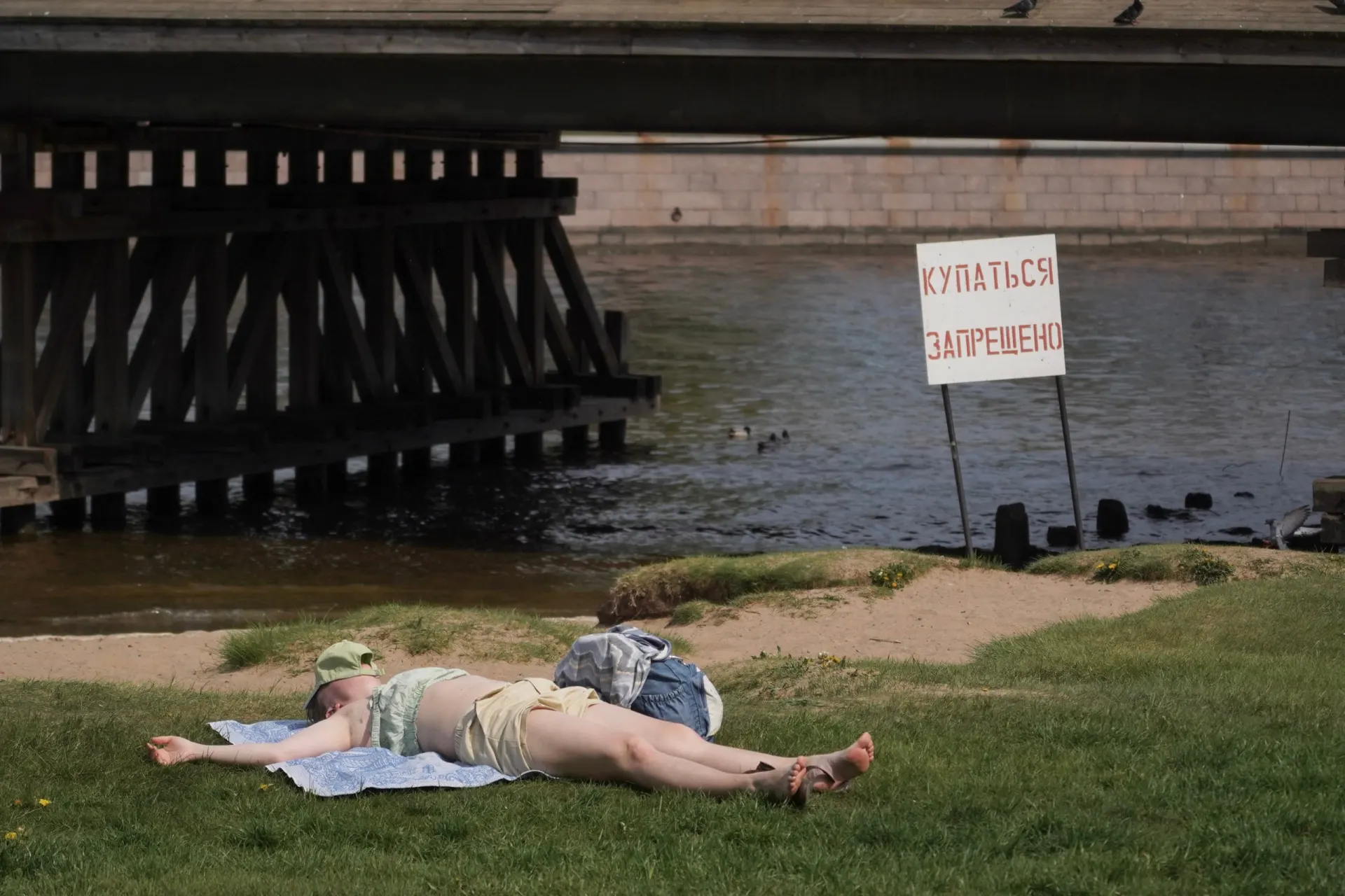 В Санкт-Петербурге температура достигла +30°C, в городе объявлен «жёлтый» уровень погодной опасности. Жара отражается на городских улицах и поведении жителей.
