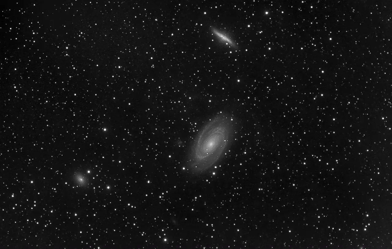 Астрономы из Калининграда получили объединённый снимок галактик M81, M82 и NGC 3077 на расстоянии около 12 миллионов световых лет; для кадра сделали 120 экспозиций по три минуты с применением фильтра.