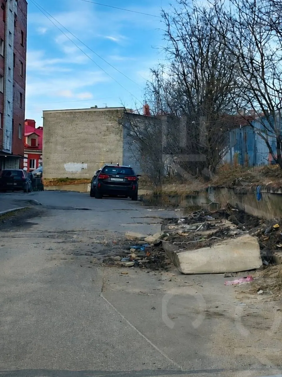В одном из дворов на улице Папанина в Мурманске рухнула бетонная стена. К счастью, рядом не было автомобилей и людей.