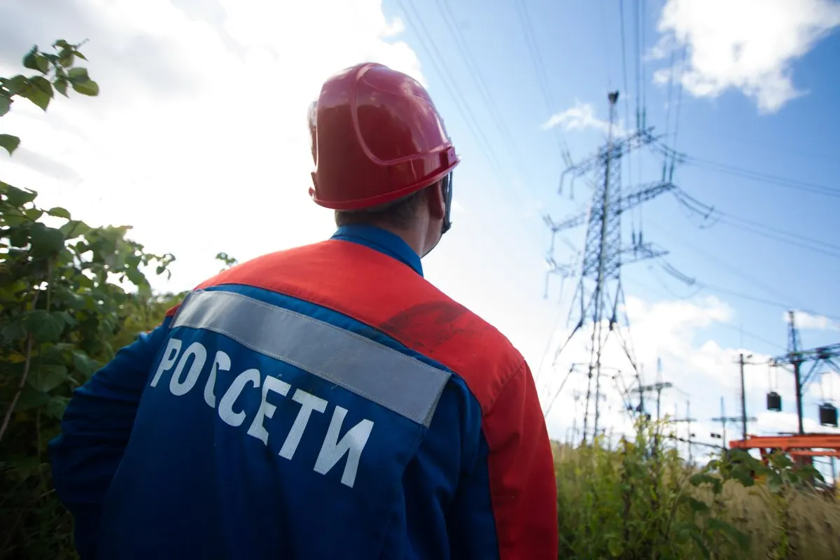 Из‑за нарушения сроков подключения электросетей суд обязал компанию выполнить договор, выплатить компенсацию морального вреда и штраф на 7,5 тысячи рублей; иск подавало Управление Роспотребнадзора.