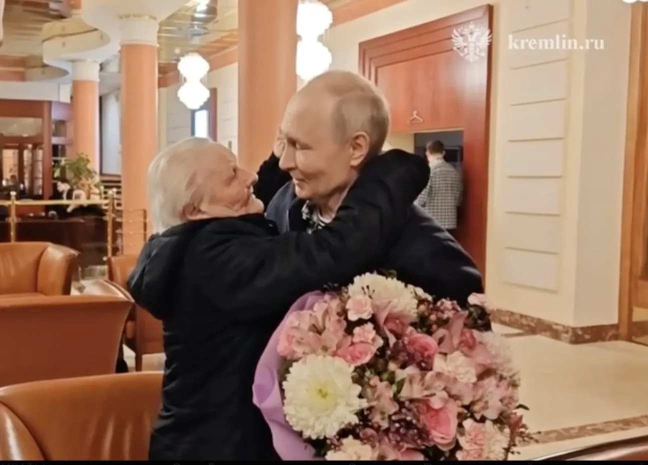 Президент обнял и поцеловал свою первую учительницу, не скрывая слёз во время эмоциональной встречи.