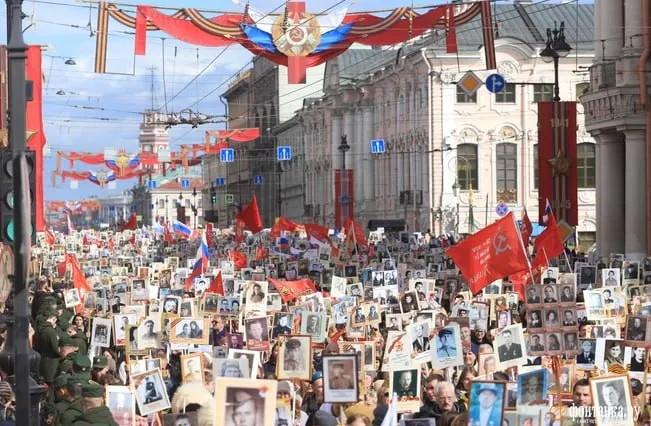 Перед мероприятием 9 мая власти города усилили меры безопасности и ограничили список разрешённых предметов для участников шествия.