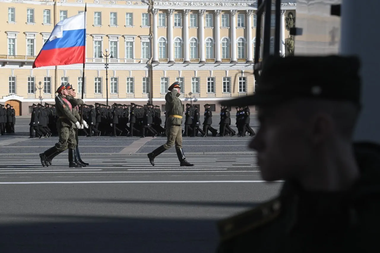 Парад пройдёт без военной техники, шествие «Бессмертного полка» заявлено очно на Невском проспекте. Также запланированы факельные церемонии, концерт и салют; возможны временные ограничения мобильного интернета.