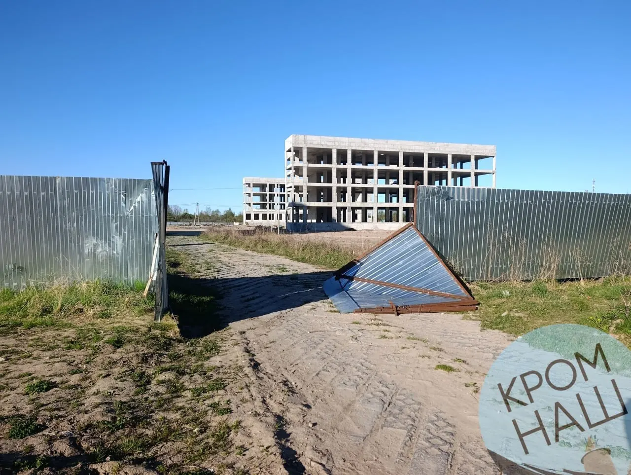 На участке у пересечения улиц Юности и Инженерной под дождём остались документы, мебель, тенты и каски. Проект по концессии заметно подорожал — стоимость превысила 4 млрд руб., министерство планирует расторгнуть договор и завершить стройку за счёт бюджета.