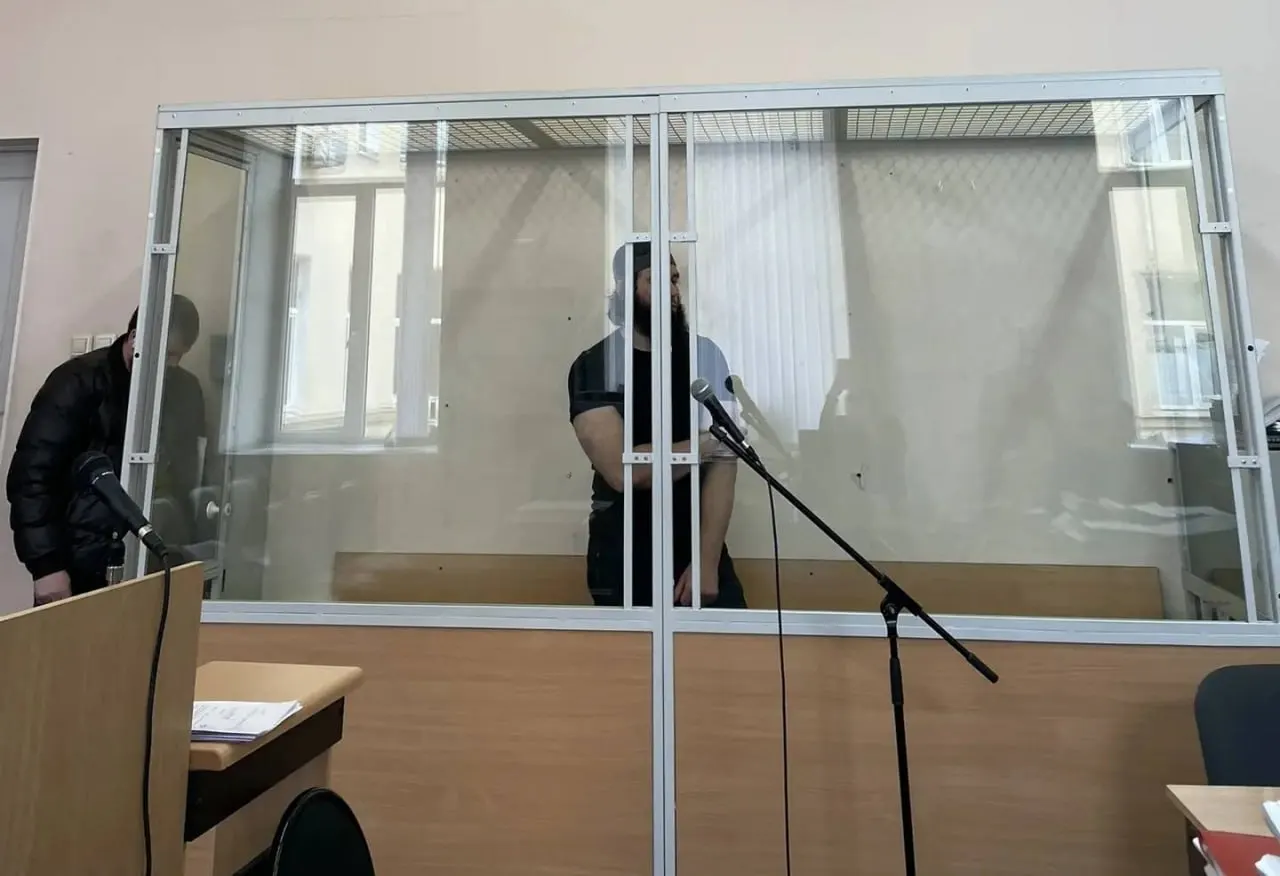 Октябрьский районный суд избрал меру пресечения Кириллу Присяжнюку: ему предъявлено обвинение в убийстве и покушении на убийство за нападение 24 февраля 2006 года.
