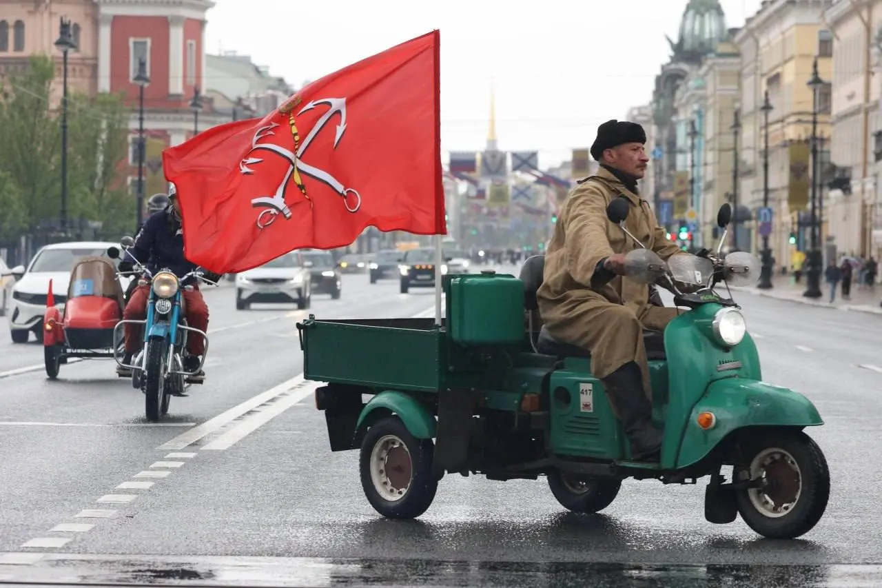 В центре Санкт‑Петербурга состоялся парад ретроавтомобилей: в рамках VII международного фестиваля «ТранспортФест» развернута уличная выставка на нескольких улицах и на набережной Фонтанки.