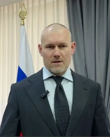 Андрей Накрошаев заявил, что поливальные машины работают даже во время дождя, чтобы смывать грязь до того, как она высохнет и превратится в пыль; при этом в его объяснении остались противоречия.