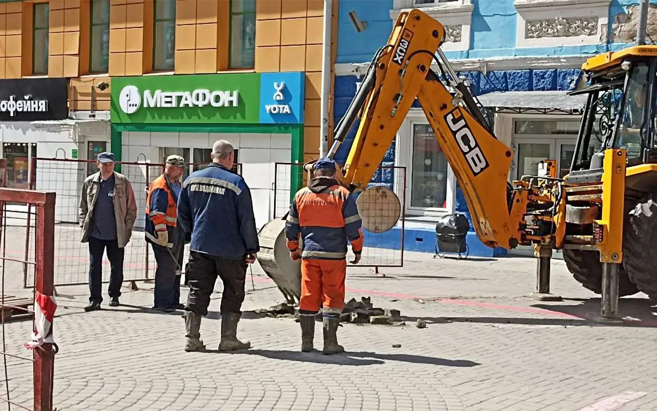 С 1 по 4 и с 9 по 11 мая в Петербурге будут дежурить 286 аварийных бригад — около 1 400 специалистов; подготовлены резервные генераторы и блок‑котельные. Жителей просят сообщать о сбоях в работе коммунальных служб.