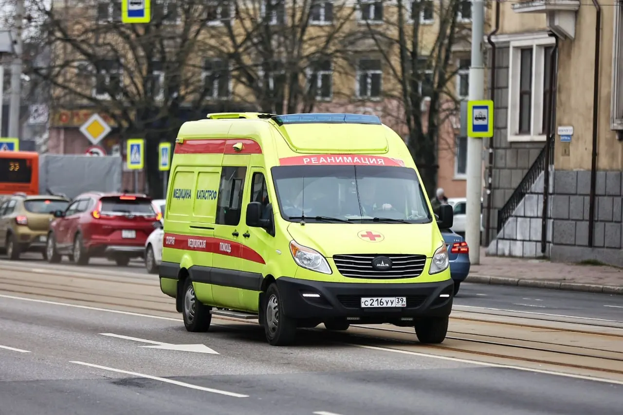 Поздним вечером ребёнка госпитализировали в ЦГКБ с ожогами голеней второй и третьей степени после игры с бензином на пустыре. МЧС напомнило о правилах безопасности.
