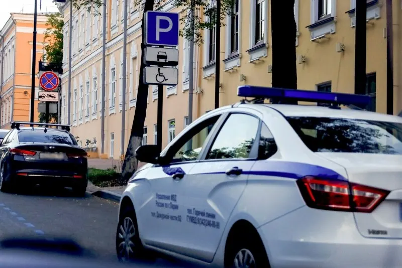 В одном из хостелов на Загородном проспекте найдены четыре погибших; на месте изъяты шприцы и порошкообразное вещество, следствие рассматривает версию передозировки.