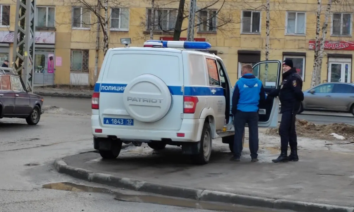 Драка во дворе на Древлянке 2 мая закончилась ножевым ранением; нападавший задержан, пострадавшему оказана помощь на месте.