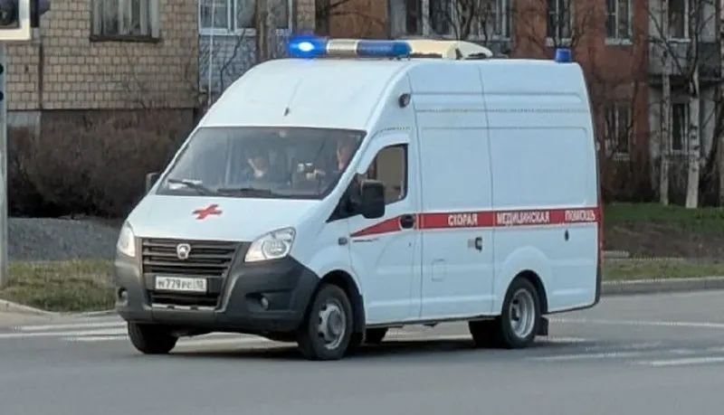 Тело подростка нашли ночью 20 мая у 16‑этажного дома на улице Ключевая в Петрозаводске. На месте работали скорая, полиция и следователи.