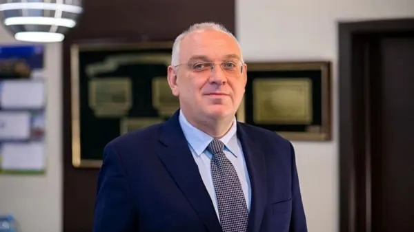 За четыре года общий грузооборот в портах России вырос по большинству направлений, тогда как в Арктическом бассейне зафиксировано снижение на 8% из‑за падения сухогрузных перевозок. Это связано с переориентацией торговли на Азиатско‑Тихоокеанский регион, Ближний Восток, Африку и Латинскую Америку; при этом внешние риски по‑прежнему влияют на логистику. О роли и новых функциях арктических портов рассказал исполнительный директор Мурманского морского торгового порта Павел Олейник.
