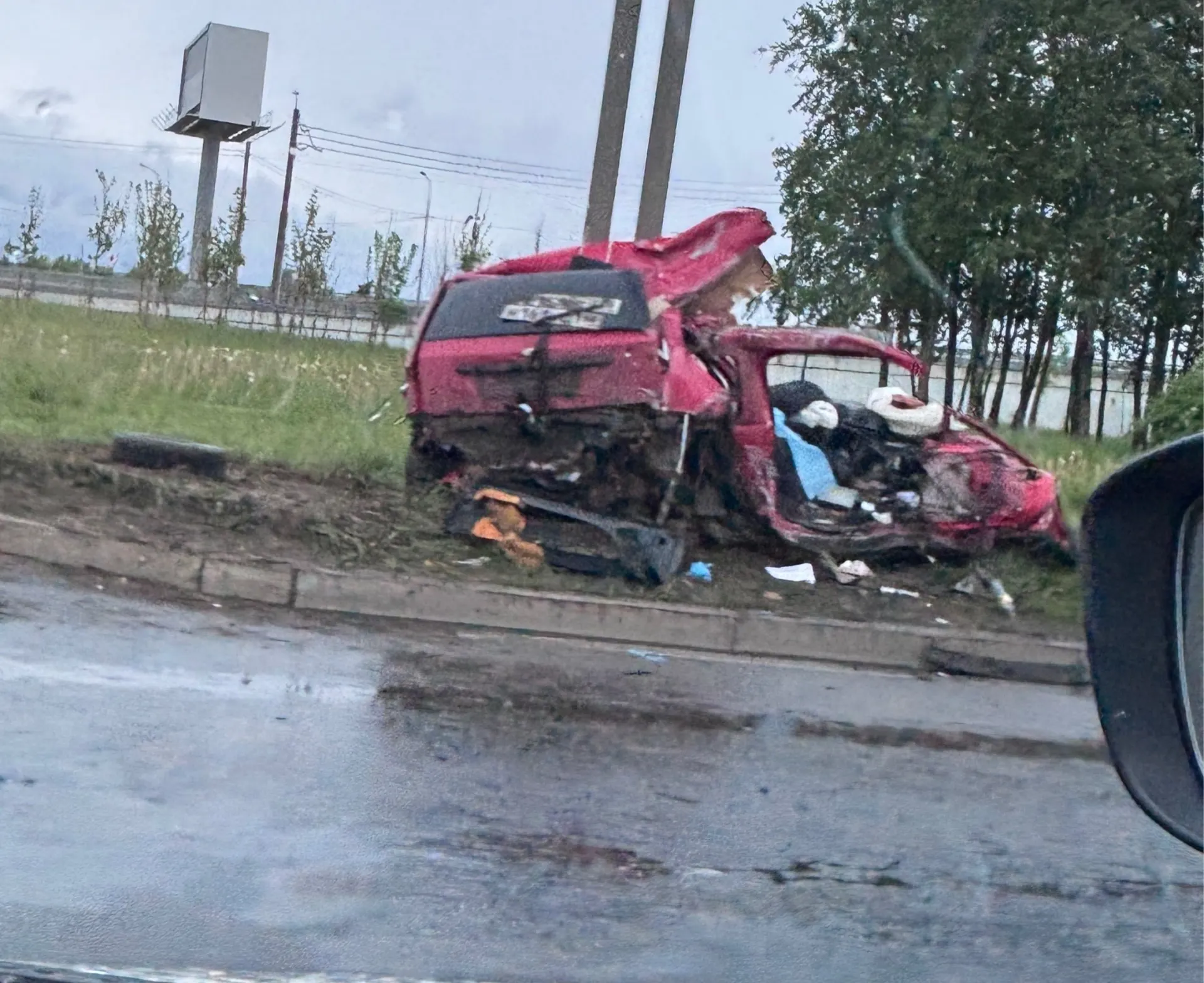 По свидетельствам очевидцев, водитель фуры потерял управление и выехал на газон; легковушка была отброшена на столб. Подробности ДТП уточняются.