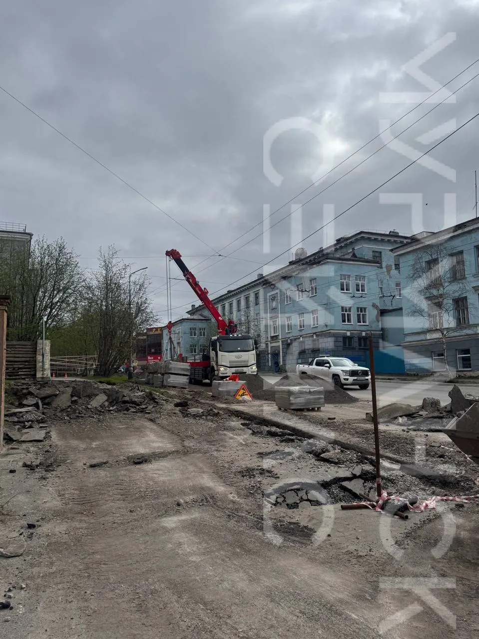 Жители жаловались, что вода с горки постоянно заливает пешеходную зону и подвалы. На участке от Ленина до Шмидта при ремонте заметна траншея для ливнёвки — возможно, это решит проблему подтоплений.
