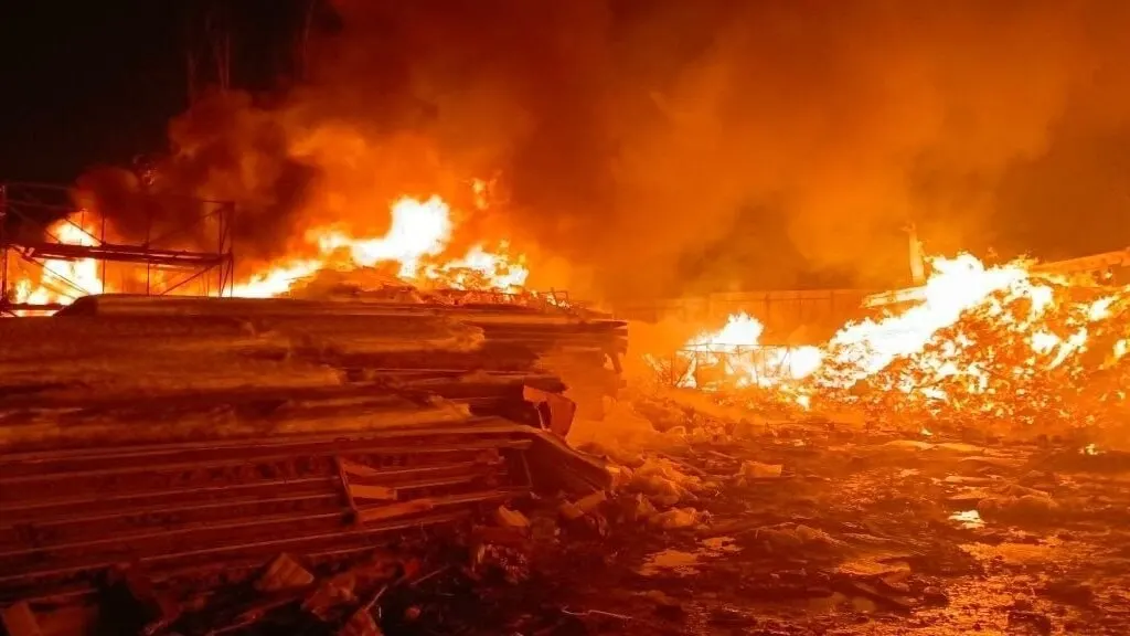 Проверка установила, что на открытой площадке на Правой набережной складировали и обрабатывали строительные и бытовые отходы с нарушением санитарных норм; против компании и её гендиректора возбуждены административные дела.