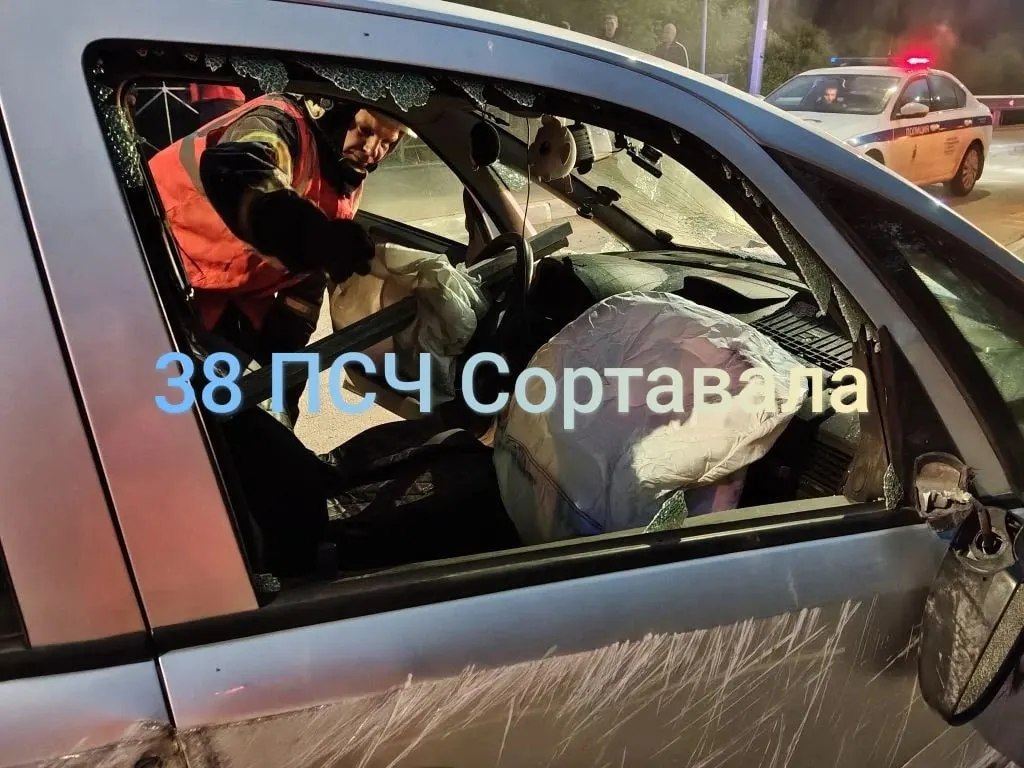 Ночью на трассе А-121 автомобиль врезался в дорожное ограждение: часть конструкции пробила лобовое стекло и проникла в салон. Сведения о состоянии водителя пока отсутствуют.