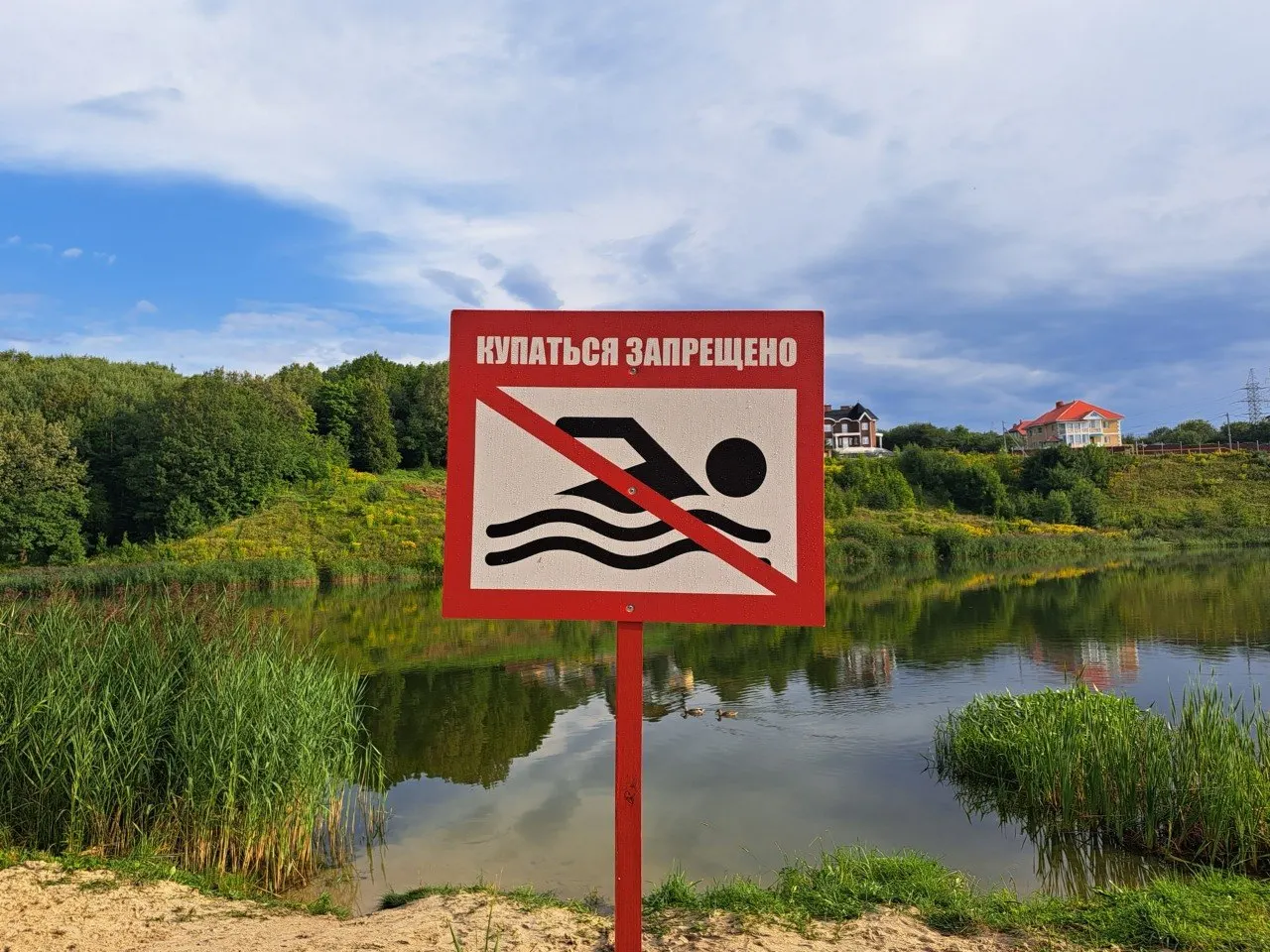 Вода в местных водоёмах ещё не прогрелась до безопасных значений — до официального открытия купального сезона спасатели советуют воздержаться от купания и выбирать бассейны.