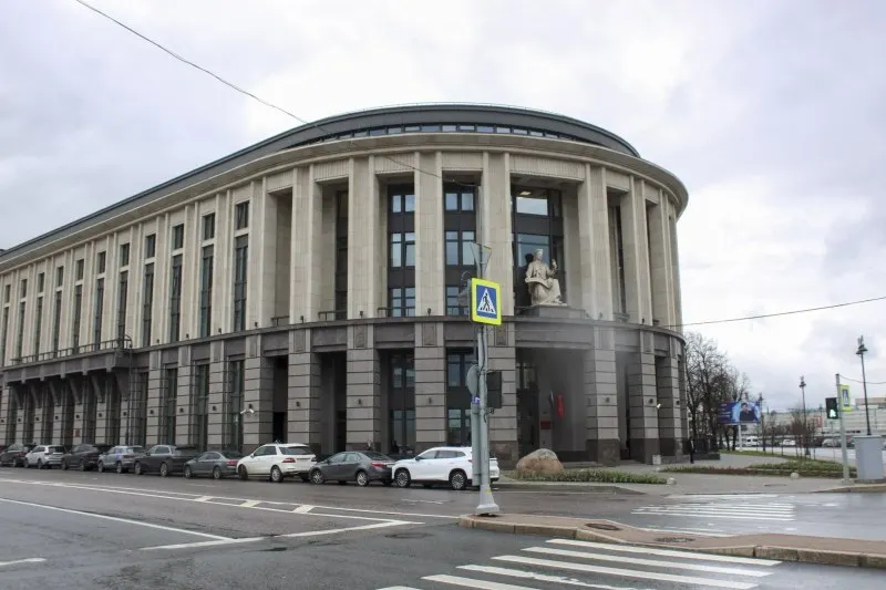 Петроградский районный суд признал виновным бывшего начальника отдела полиции, которого приговорили к 8 годам колонии строгого режима и большому штрафу по делу о передаче 17 млн рублей; посредник получил 2,5 года.