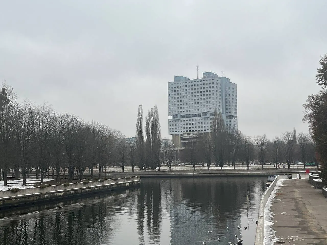 Губернатор отметил острую проблему доступности жилья и предложил проработать специальную ипотечную инициативу совместно с участниками рынка. В Центробанке напомнили, что запуск льготной ипотеки — в компетенции региональных властей; Банк России может влиять косвенно через снижение инфляции и ставок.