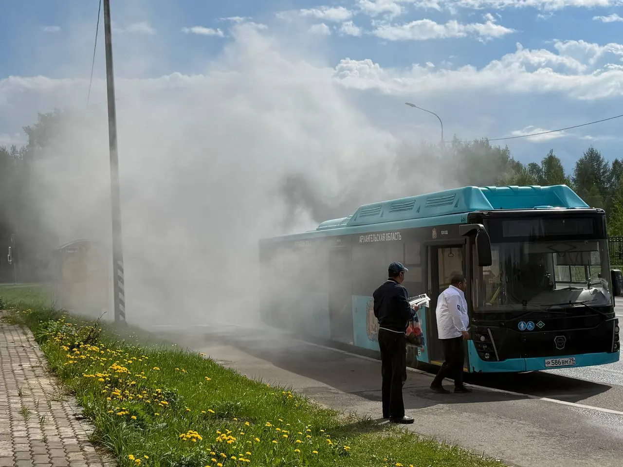 На остановке «Областная больница» в автобусе сработала система пожаротушения: смесь залила моторный отсек и распылилась вокруг, пассажиры не пострадали.
