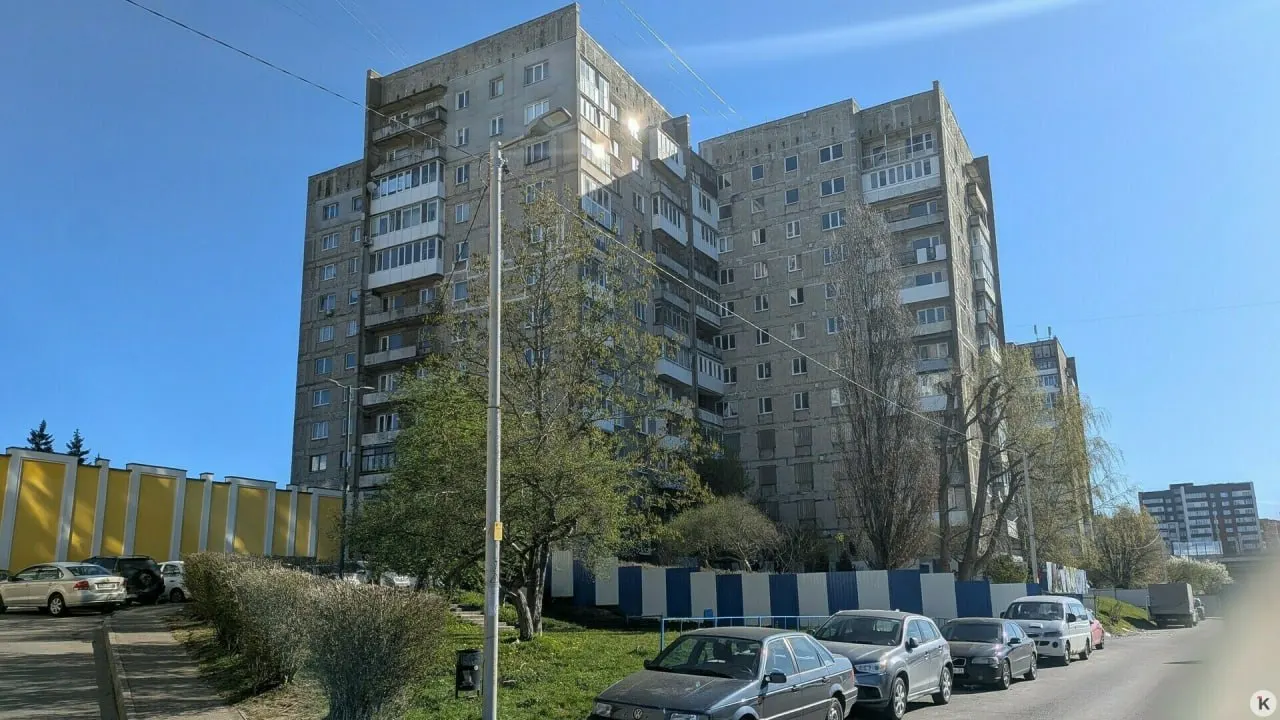 В доме на Московском отрезали часть водопровода — соседи начали подвозить питьевую воду, коммунальщики и власти пока не дали чёткого решения; рассмотрение спора в суде перенесено.