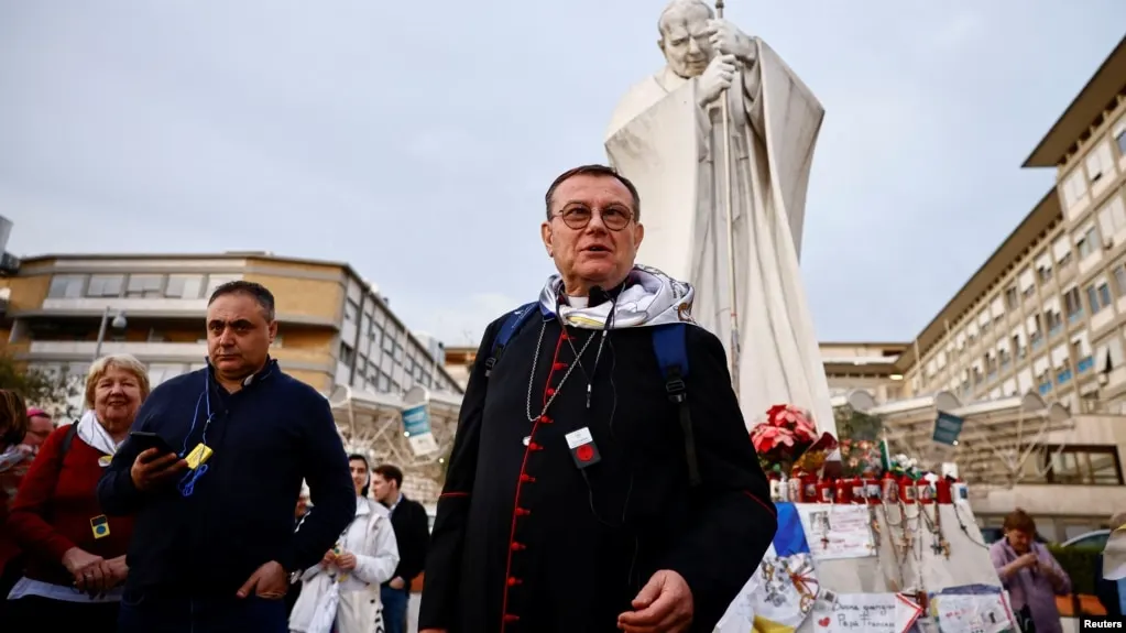 Лев XIV удовлетворил прошение об отставке 65‑летнего архиепископа Павла Пецци по состоянию здоровья. Апостольским администратором архиепархии в Москве стал епископ Николай Дубинин.