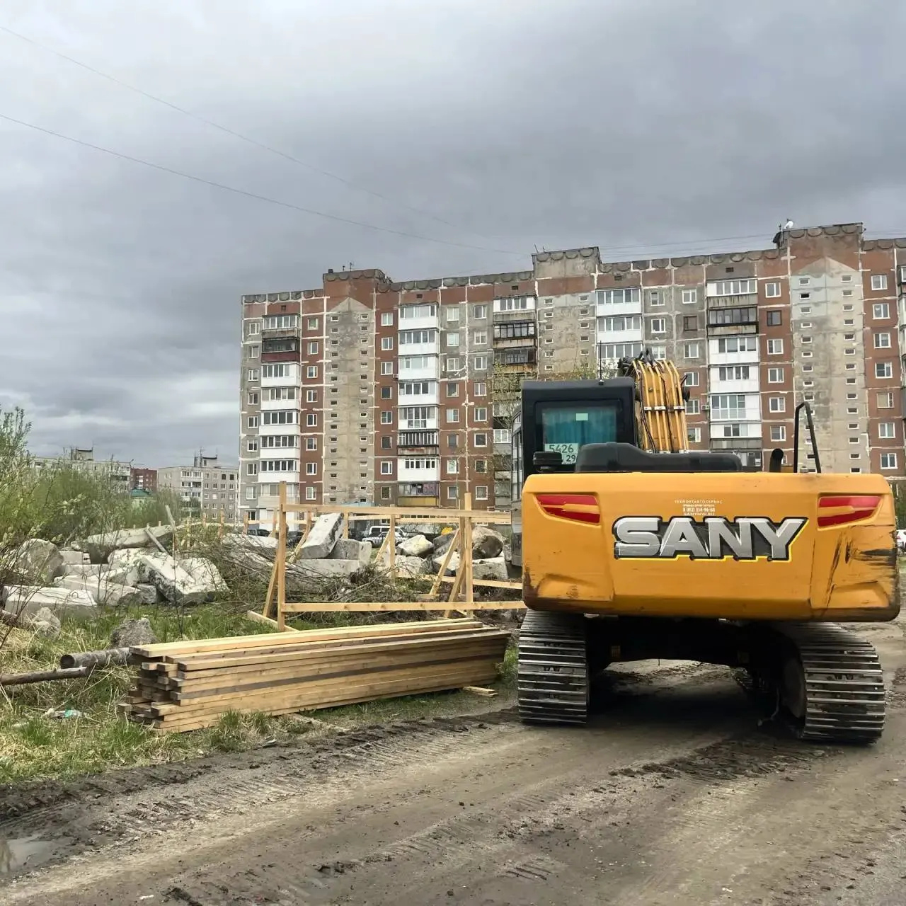 На месте старых складов в Мурманске готовят площадку под современный жилой дом на 193 квартиры: сносят постройки и устанавливают ограждение.