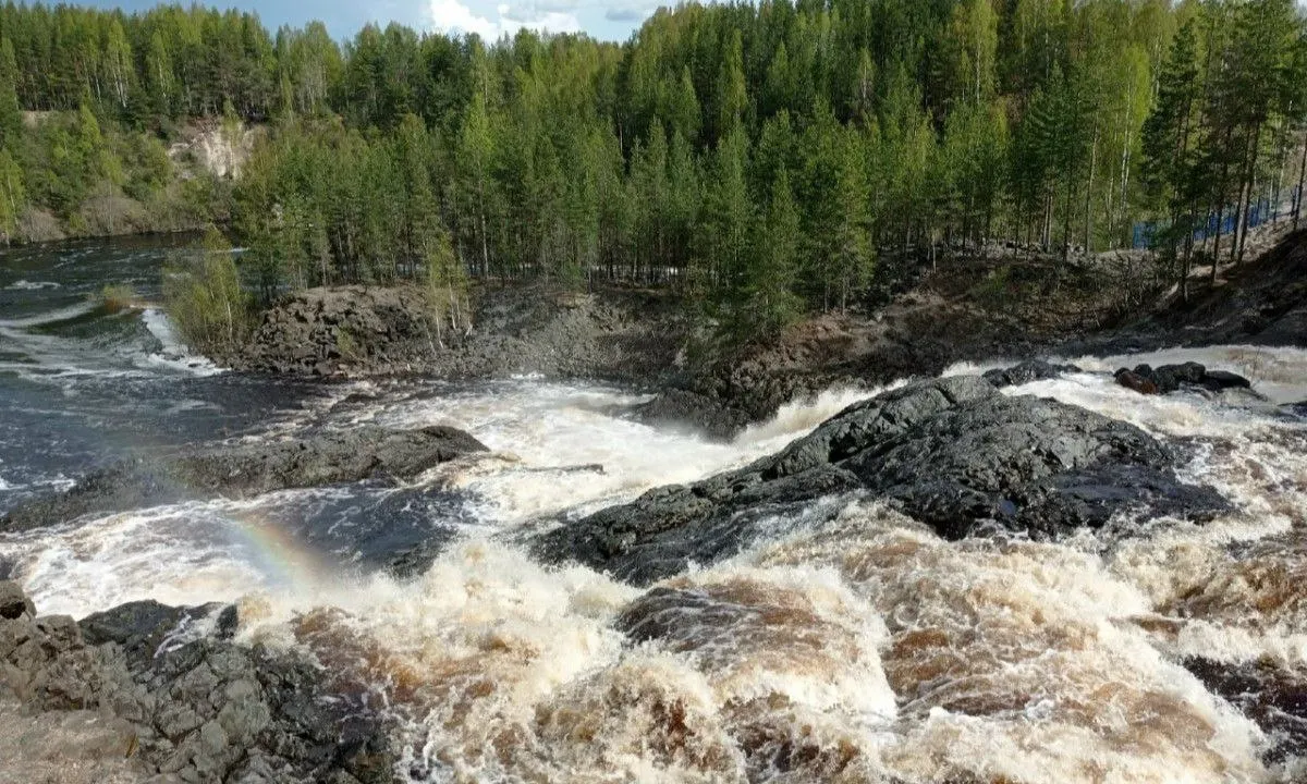 Весной и летом сброс воды на Пальеозерской ГЭС не планируют из‑за малоснежной зимы и низкого притока. Гирвас при этом остаётся интересным природным объектом с древними лавовыми потоками.