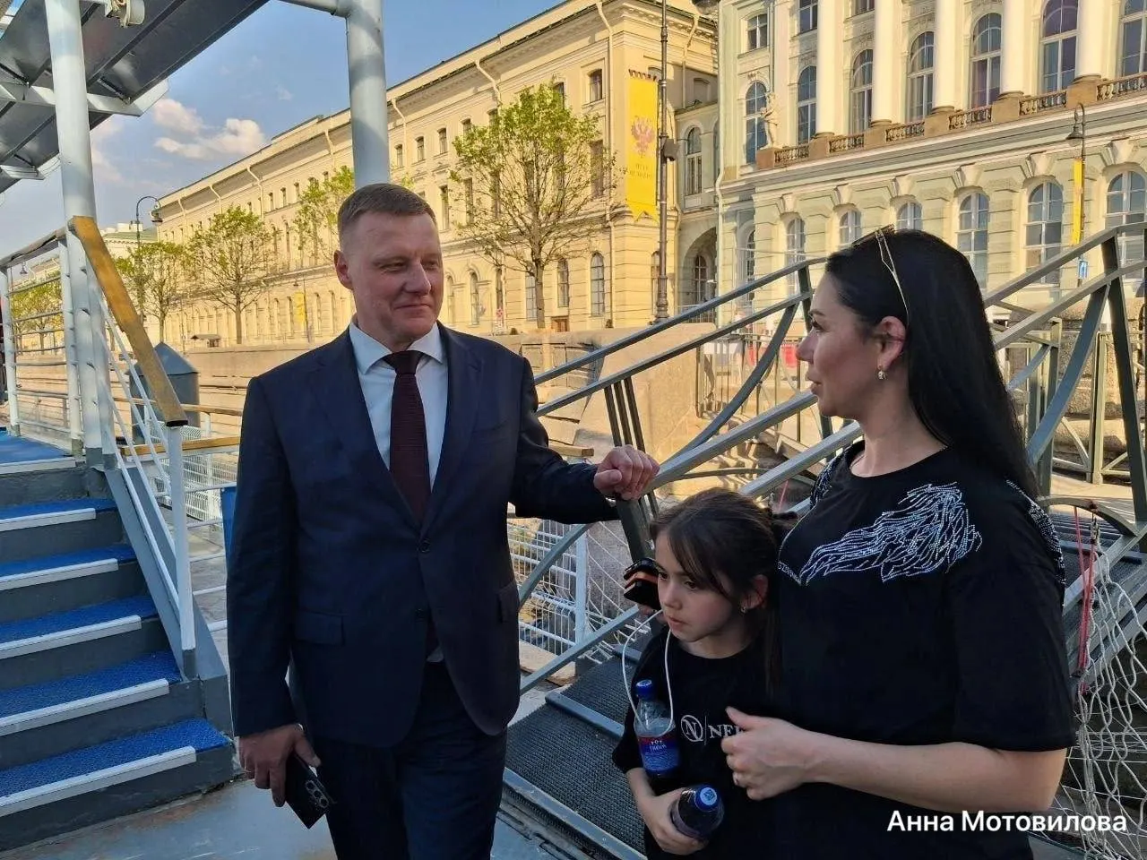 Глава комитета по межнациональным отношениям и руководитель Дома национальностей поблагодарили коллектив после выступления, вручили подарки детям и заявили, что инцидент с задержанием, по всей видимости, стал недоразумением.
