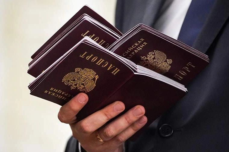 В Госдуме намерены внести поправки, которые позволят выдавать РВП, ВНЖ и гражданство иностранцам, если их осудили за поддержку политики России или СВО в других странах. Поправки планируют рассмотреть ко второму чтению проекта о ужесточении правил натурализации.