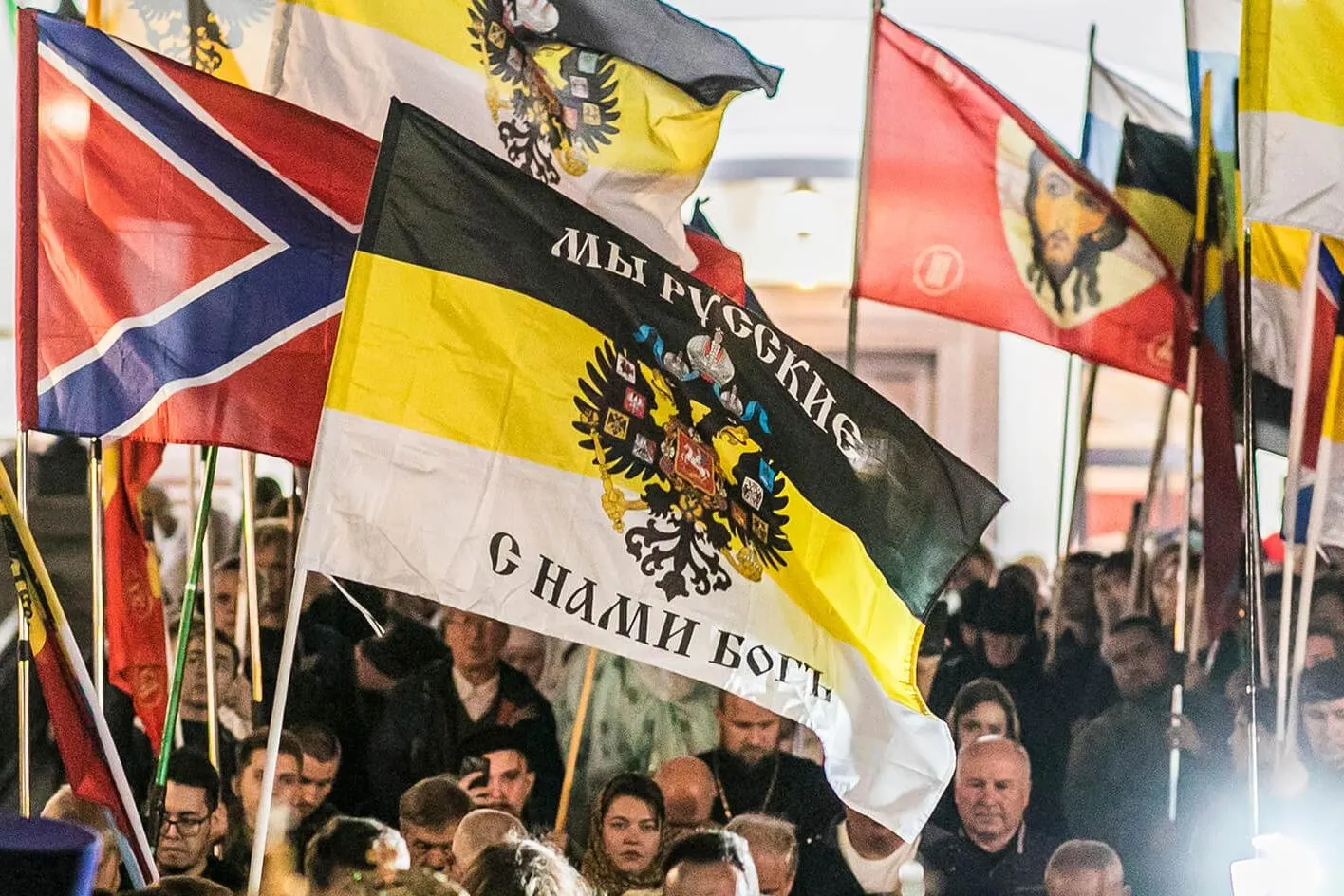 Расследование выявило, что националистическое движение получает деньги через благотворительные фонды, связанные с политологом Сергеем Михеевым и владельцем агрохолдинга Игорем Худокормовым. За 2023–2025 годы активисты провели сотни рейдов вместе с силовиками.